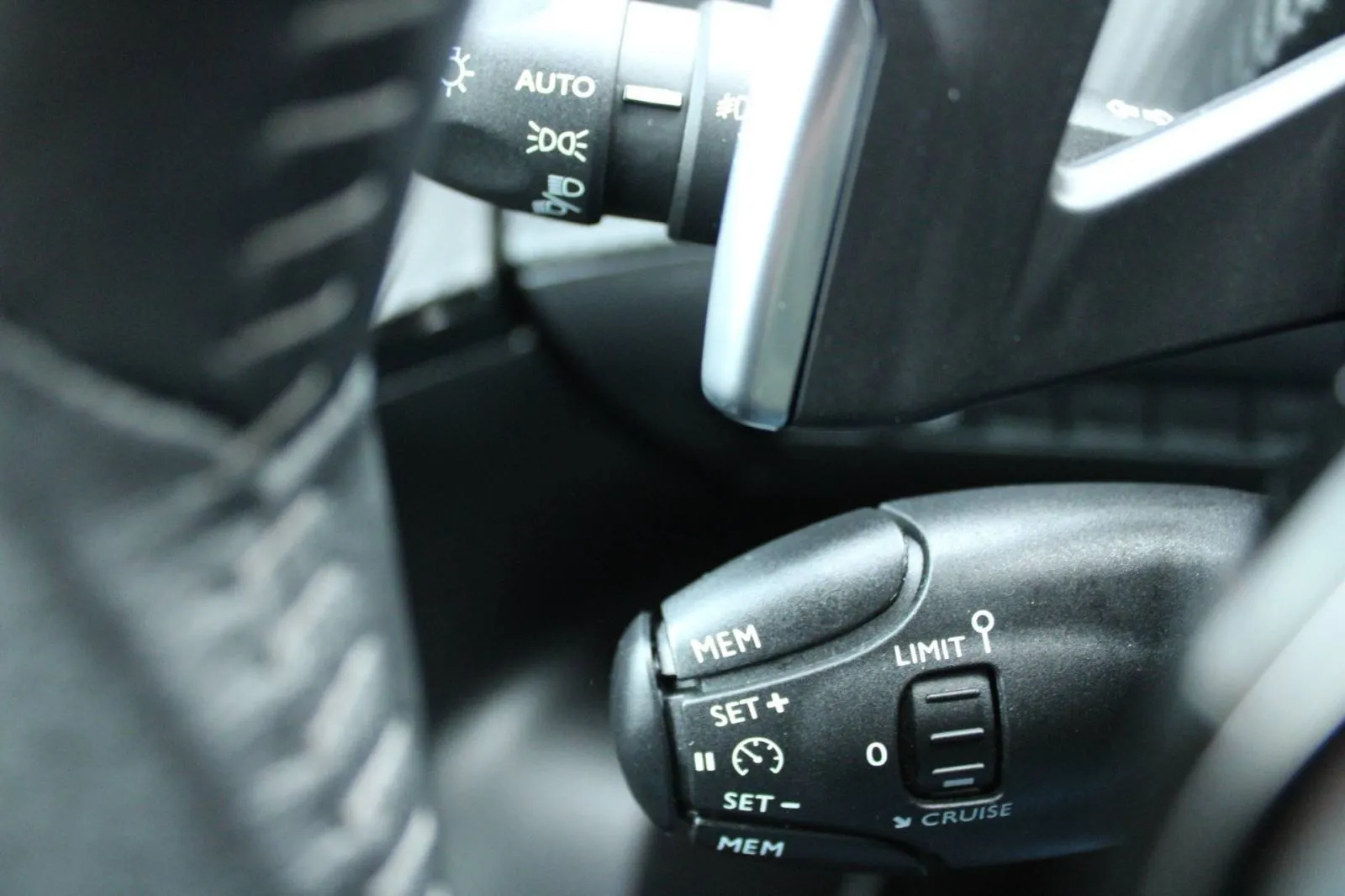 peugeot 2008 1.2 puretech automatik *led, navigacija* - slika 16