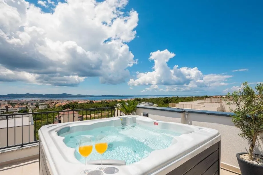 zadar! dugoročni najam, luksuzan 3-soban stan, krovna terasa, jacuzzi - slika 17