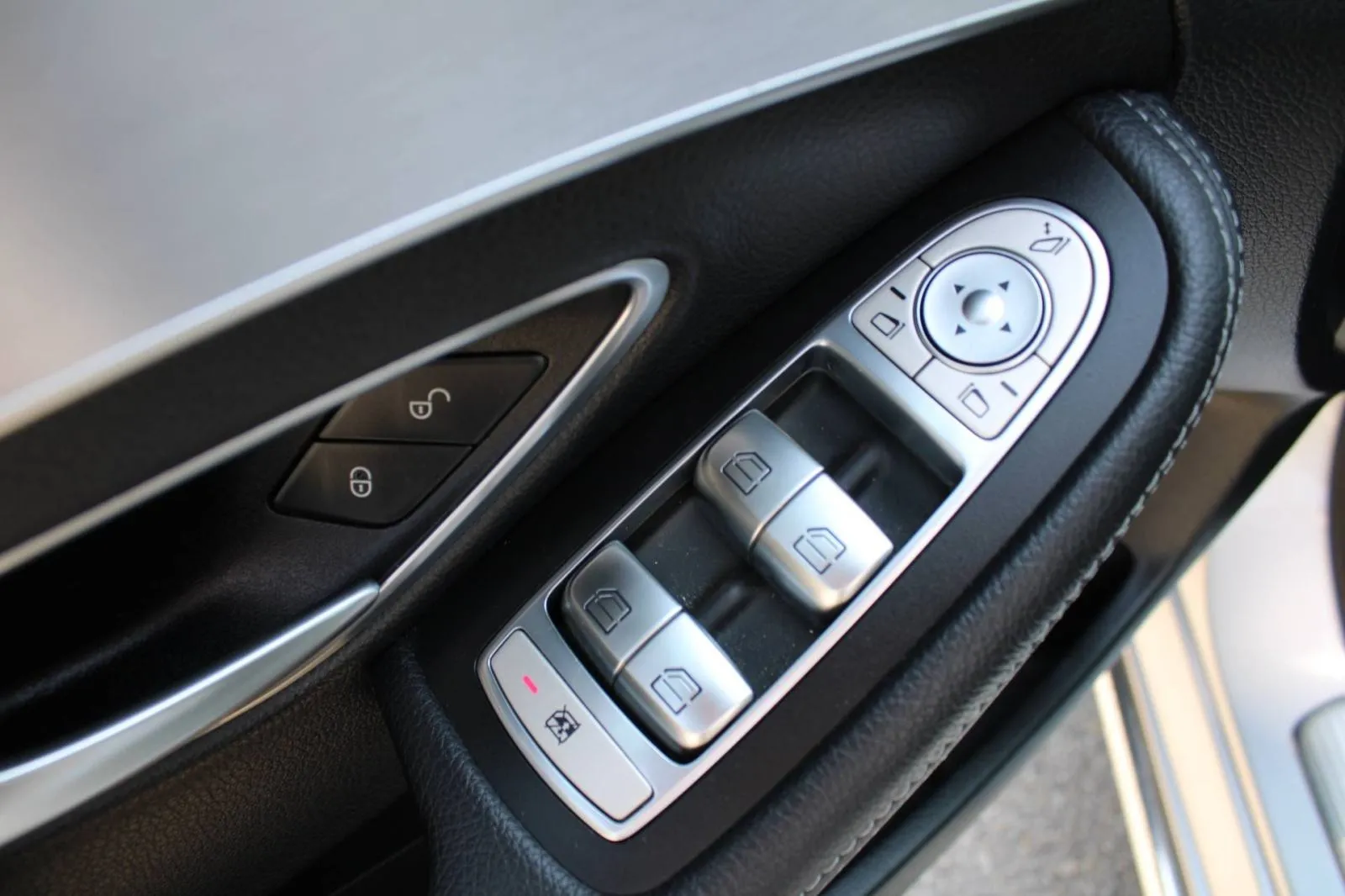 mercedes-benz klasa c 180d *led, navigacija, kamera* - slika 9