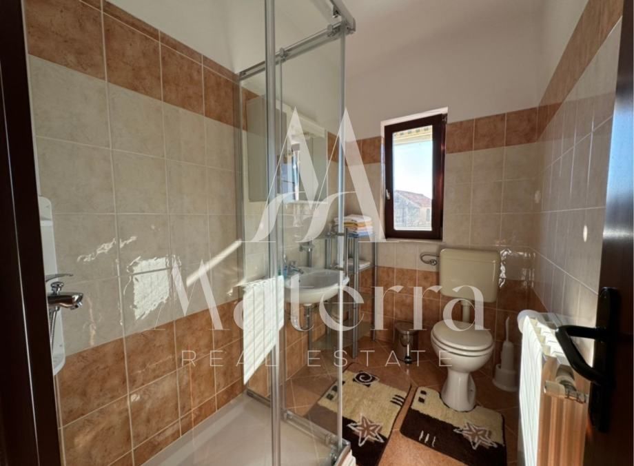 murter, 2-soban stan - 80,05m2 sa terasom, parking, 40om od centra - slika 11