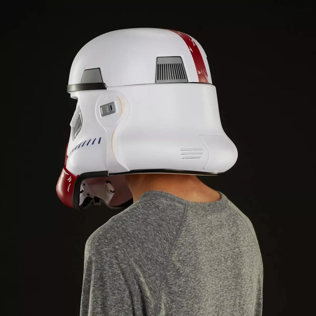 star wars: the black series–incinerator stormtrooper electronic helmet - slika 6