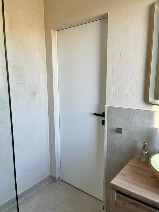 lakirana sobna vrata sa skrivenim nevidljivim dovratnikom po mjeri - slika 3