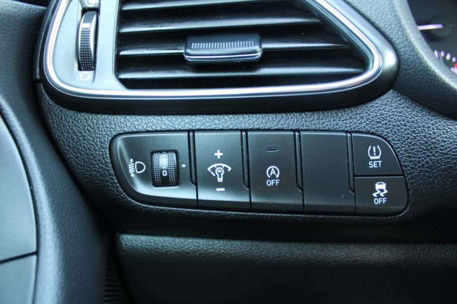 hyundai i30 karavan 1.0 t-gdi 120 - slika 10