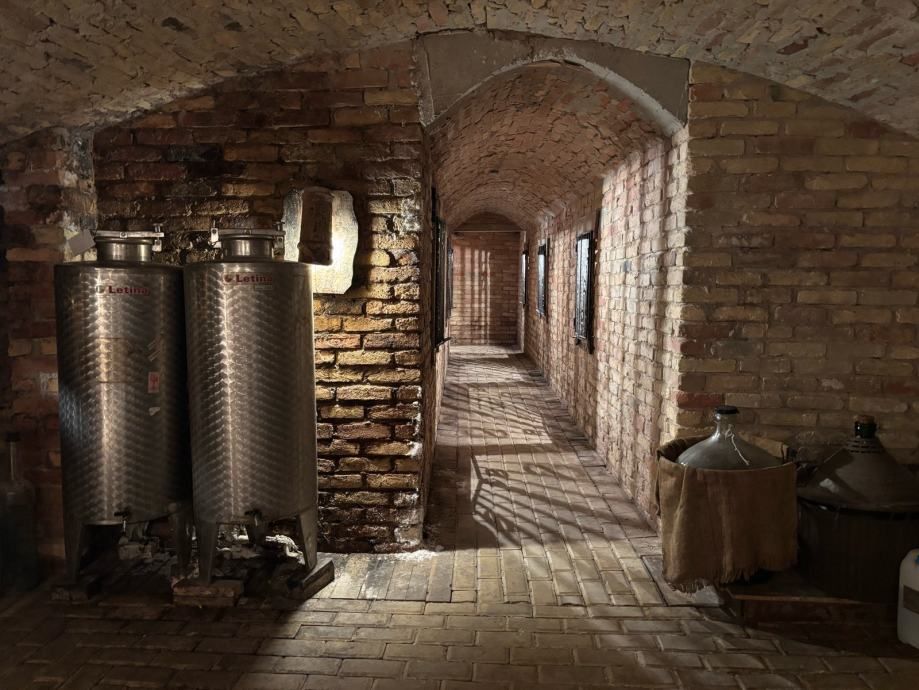 poslovna zgrada: kneževi vinogradi, destilerija i kušaona, 2500 m2 - slika 18