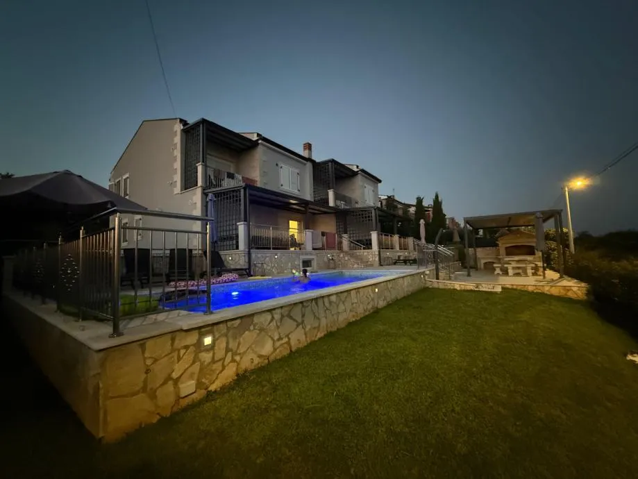 poreč-vila sa tri apartmana i panoramskim pogledom na more (prodaja) - slika 23