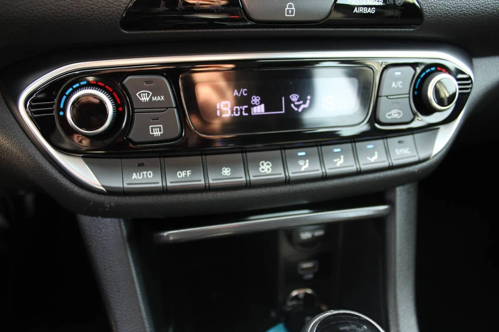 hyundai i30 1.6 crdi automatik *led, navigacija, kamera* - slika 19