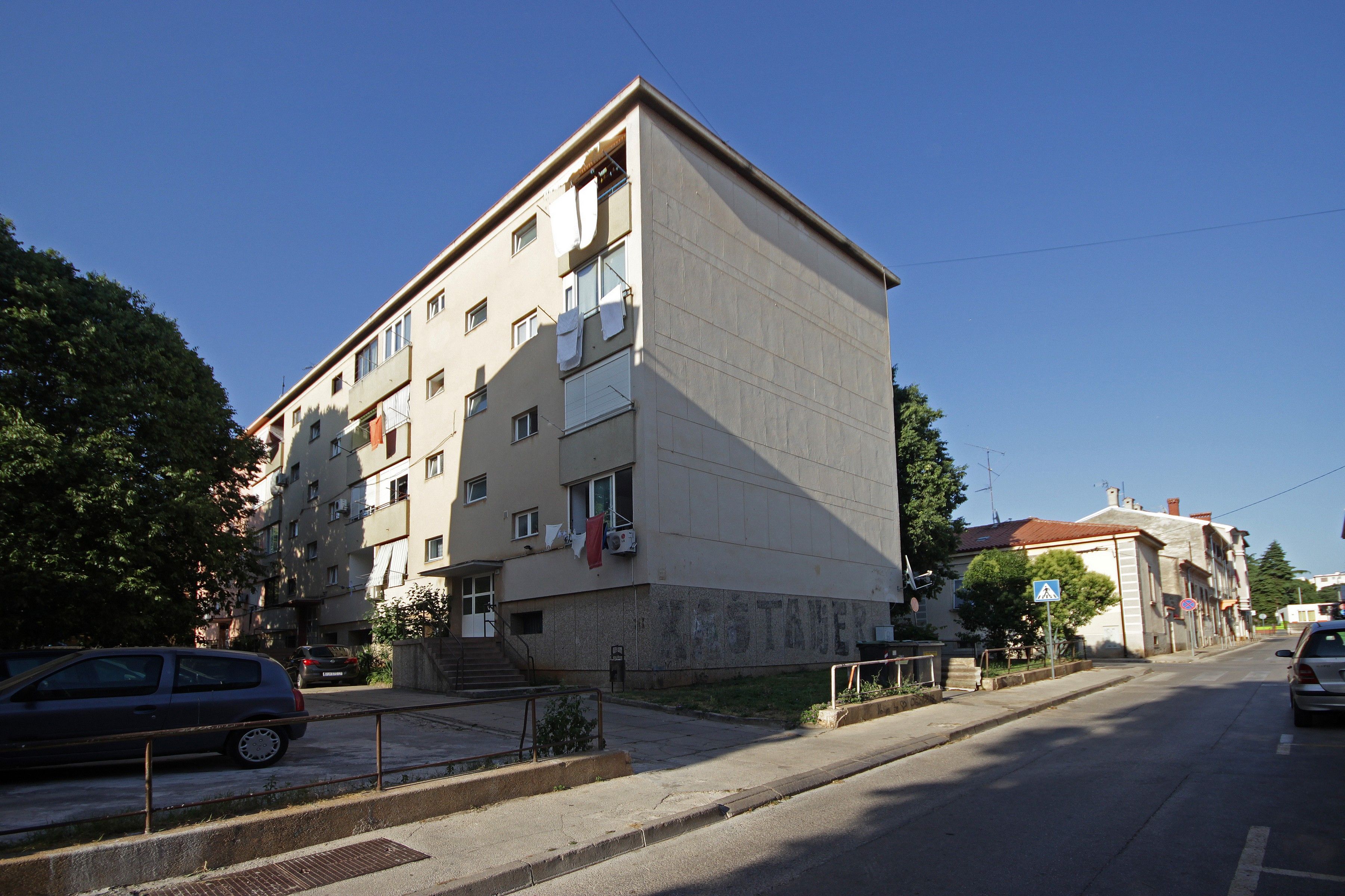 prodajem kompletno namješten stan 62m2 pula centar - slika 20