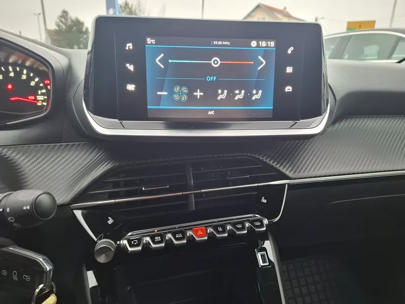 peugeot 208 1,2 puretech*style*100ks*klima*tempomat* - slika 17