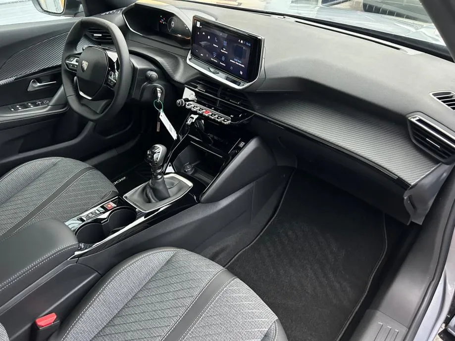 peugeot 2008 allure puretech 100 - slika 8