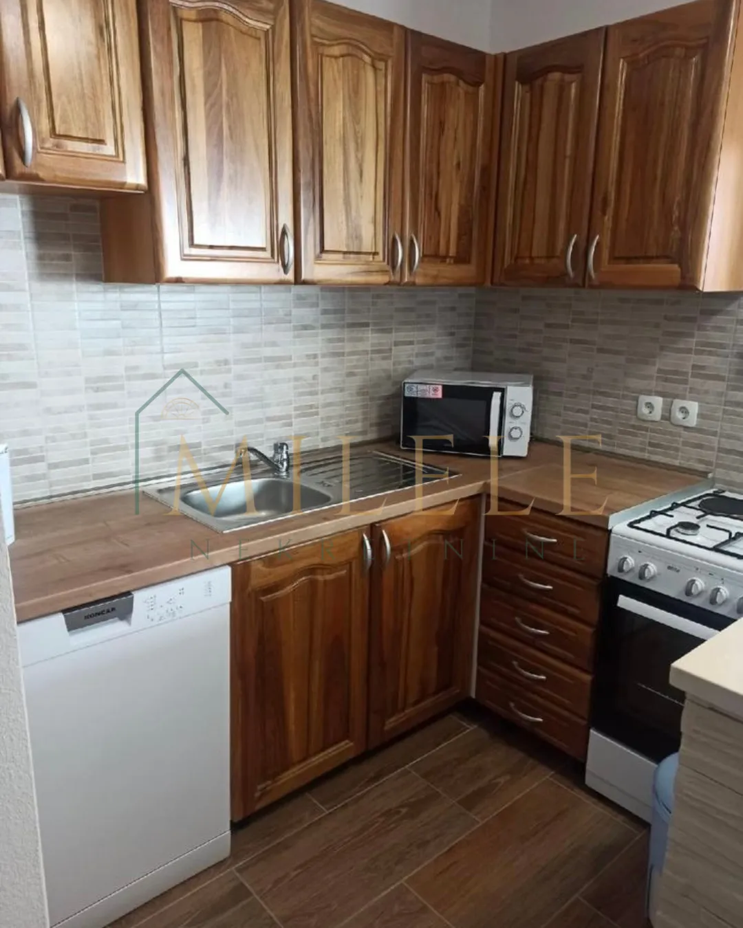 kuća s tri apartmana na prodaju - slika 10