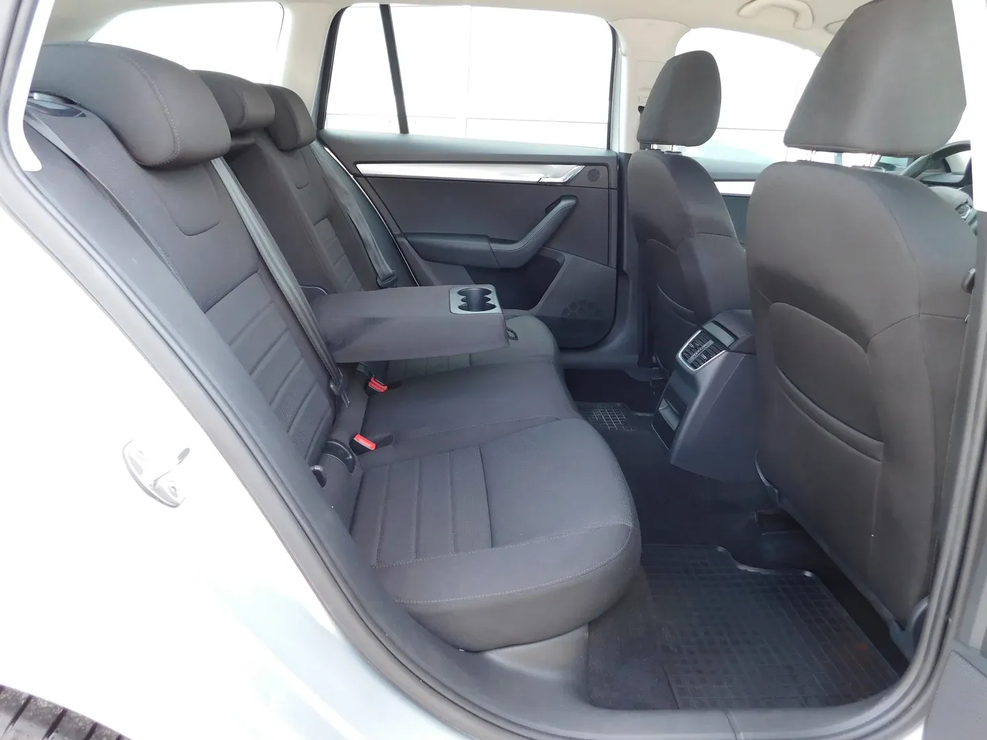 02567 škoda octavia combi style 1.6 tdi dsg - slika 13