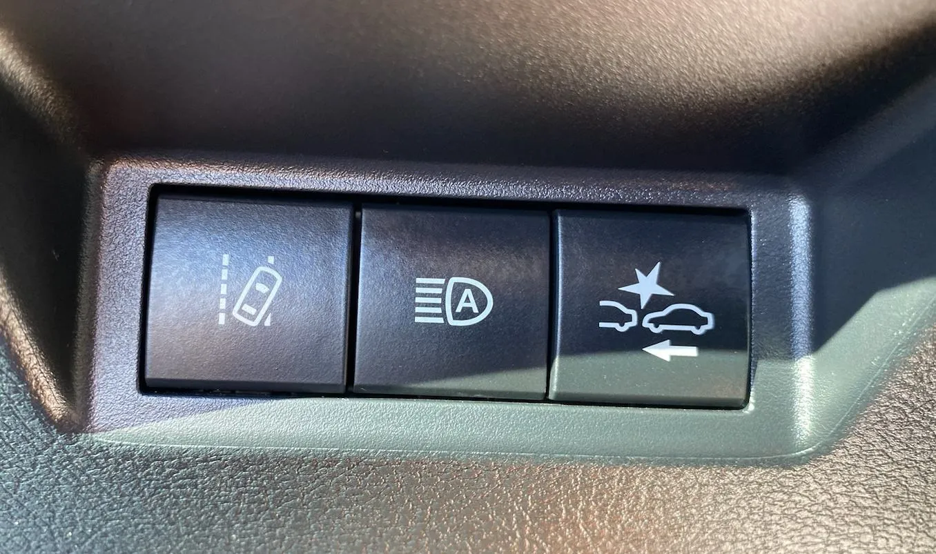toyota yaris hybrid , 2 godine jamstva,registriran,nove gume - slika 8