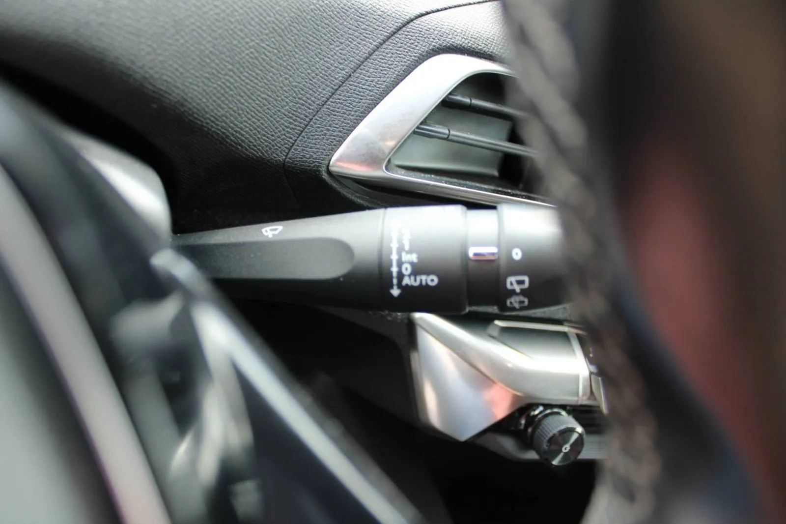 peugeot 3008 1.2 puretech allure *navigacija, led, kamera* - slika 19