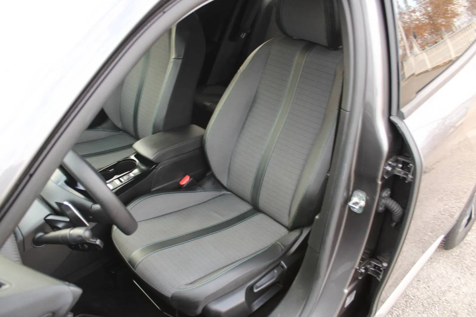 peugeot 2008 1.2 puretech automatik allure *led, navigacija* - slika 9