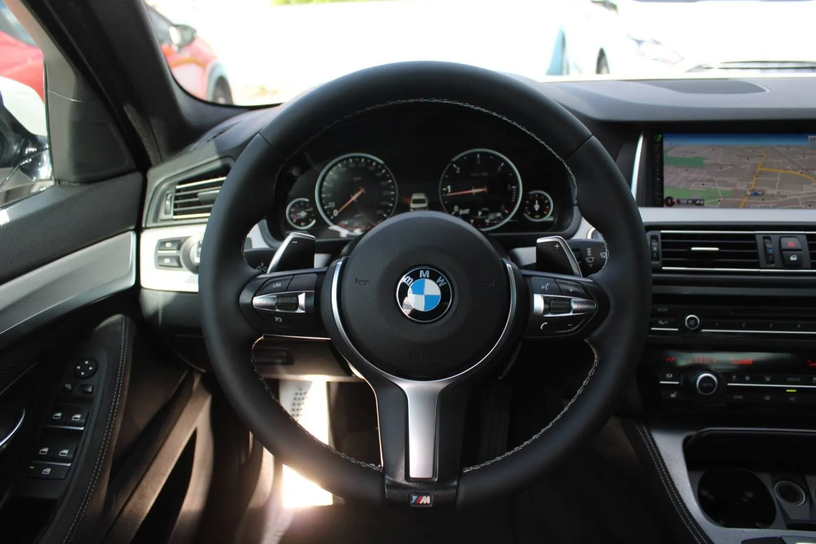 bmw serija 5 520d automatik m-paket *navigacija* - slika 13