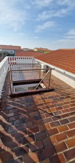 vir, kuća s 4 apartmana(182m2), 150 metara do plaže - slika 14