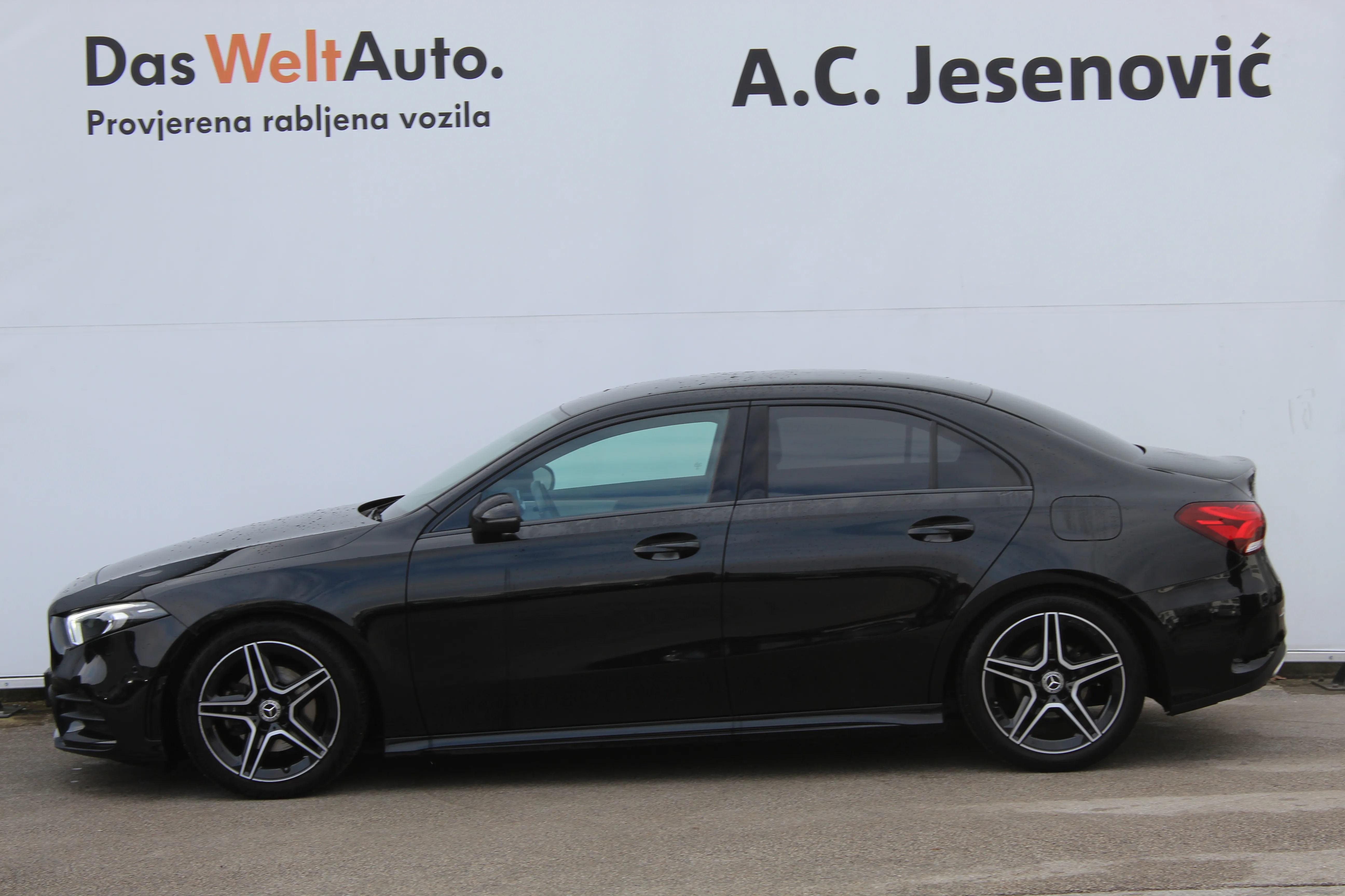 13073 mercedes-benz a limuzina 180 amg line - slika 6