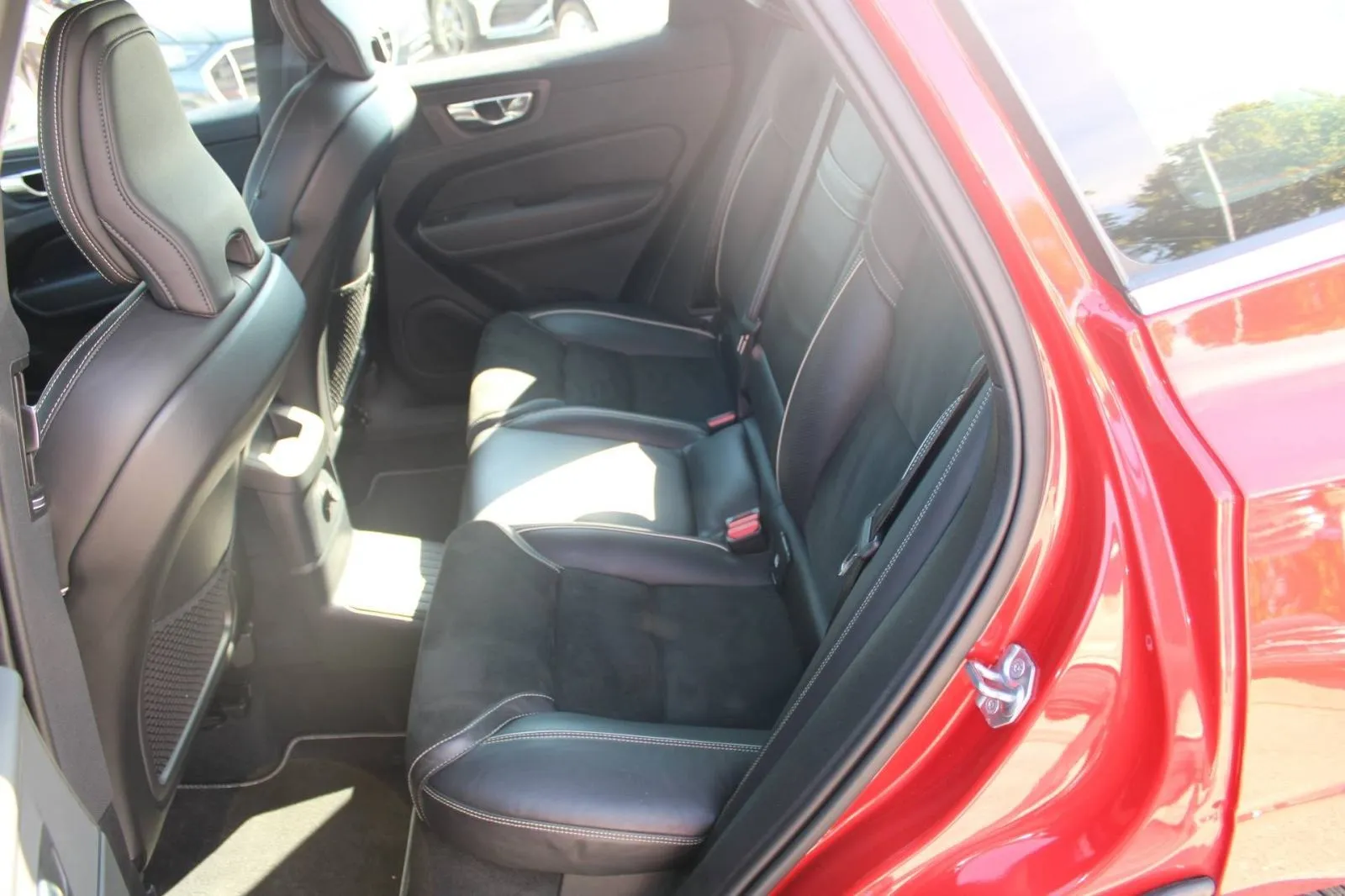 volvo xc60 t8 recharge awd r-design *panorama, led, navigacija* - slika 11