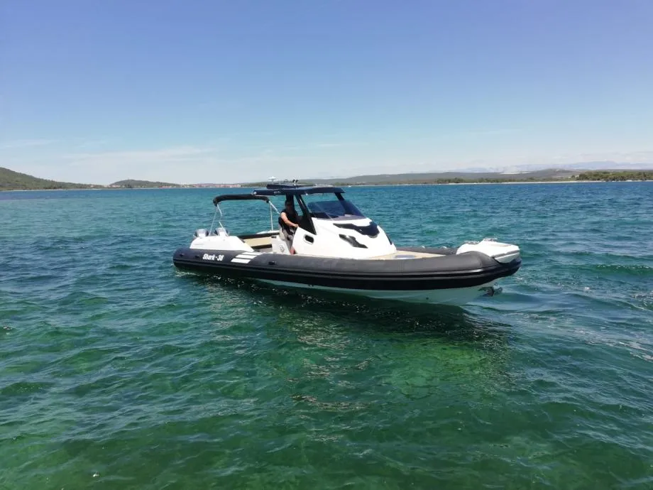 shark 38 hardtop powered by inboard diesel - slika 10