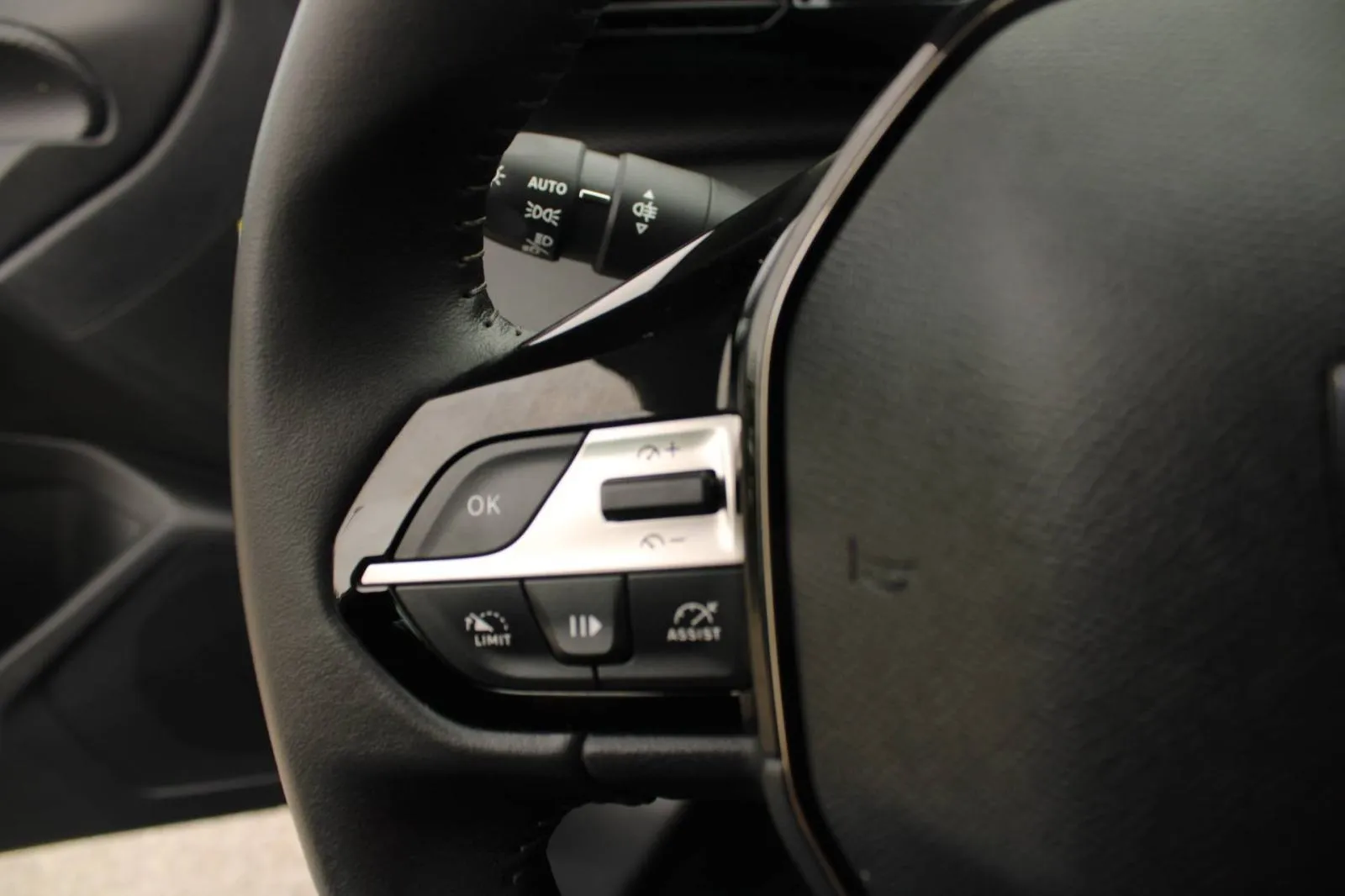 peugeot 308 1.6 plug-in hybrid 180 automatik *led, navigacija* - slika 18