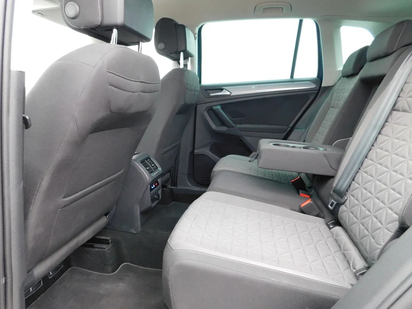 10785 volkswagen tiguan 2.0 tdi dsg life - slika 11