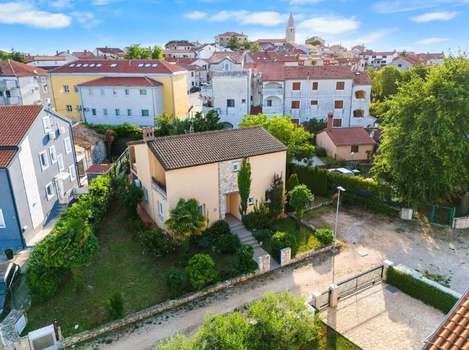 vila, funtana, sa bazenom, kraj mora - slika 17