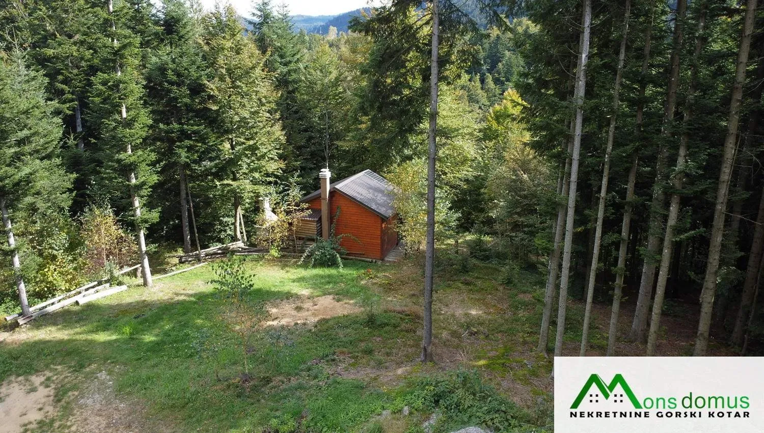 skrivena u šumi iznad lokvarskog jezera - slika 7