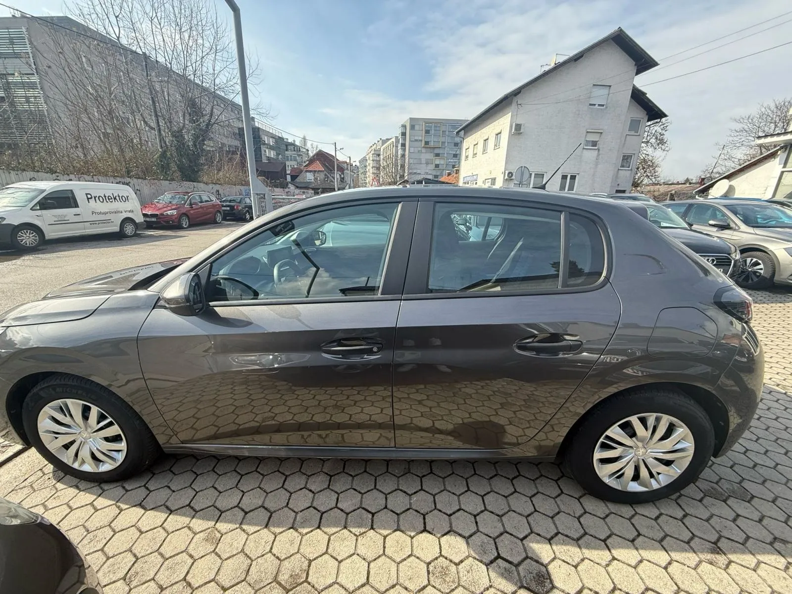 peugeot 208 1,2 puretech, navi, tempomat, 4x garancija!!! - slika 2