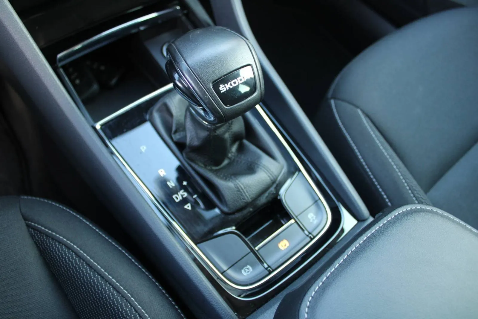 škoda karoq 2.0 tdi dsg *led, navigacija, kamera* - slika 17