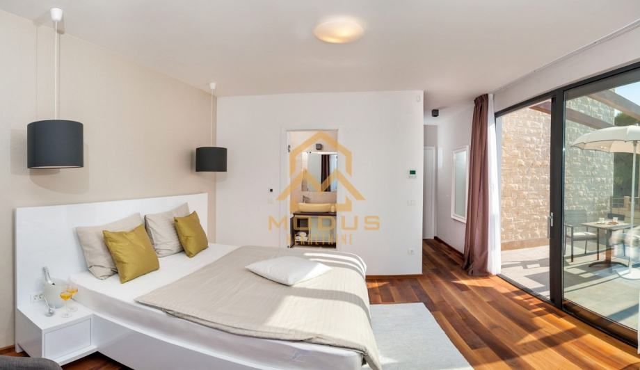 okrug gornji - luksuzna villa 2. red od mora (prodaja) - slika 7