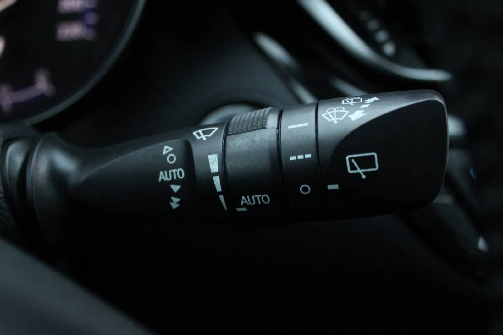 toyota c-hr 1.8 hybrid automatik *led, navigacija, kamera* - slika 19