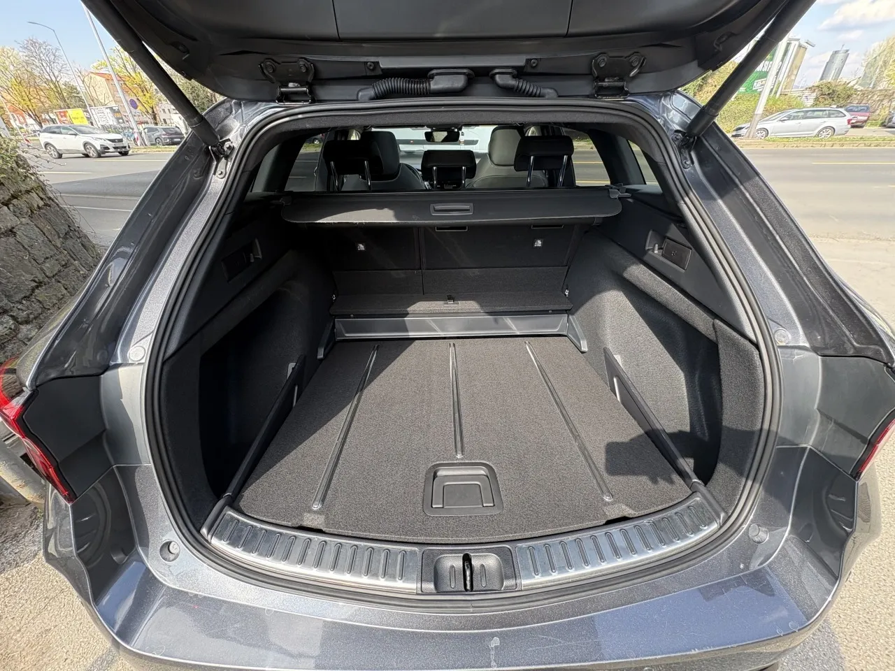 Toyota Corolla TS Hybrid 1,8 VVT-i Executive Aut. - Zagreb