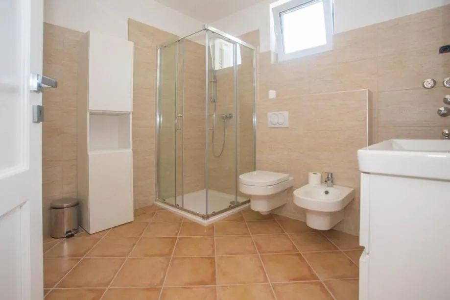 poreč-vila sa tri apartmana i panoramskim pogledom na more (prodaja) - slika 12