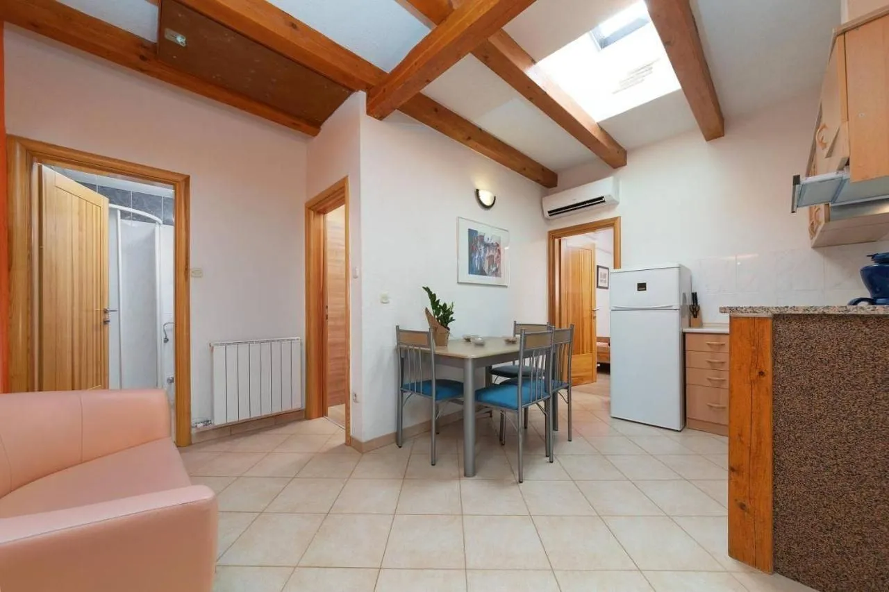 poreč okolica-apartmanska kuća na prodaji (prodaja) - slika 2