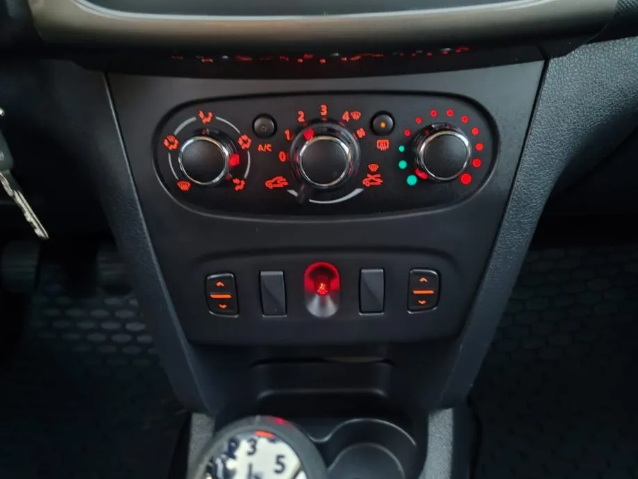 dacia sandero 1,2 16v 2015 g. 102000 k - slika 13