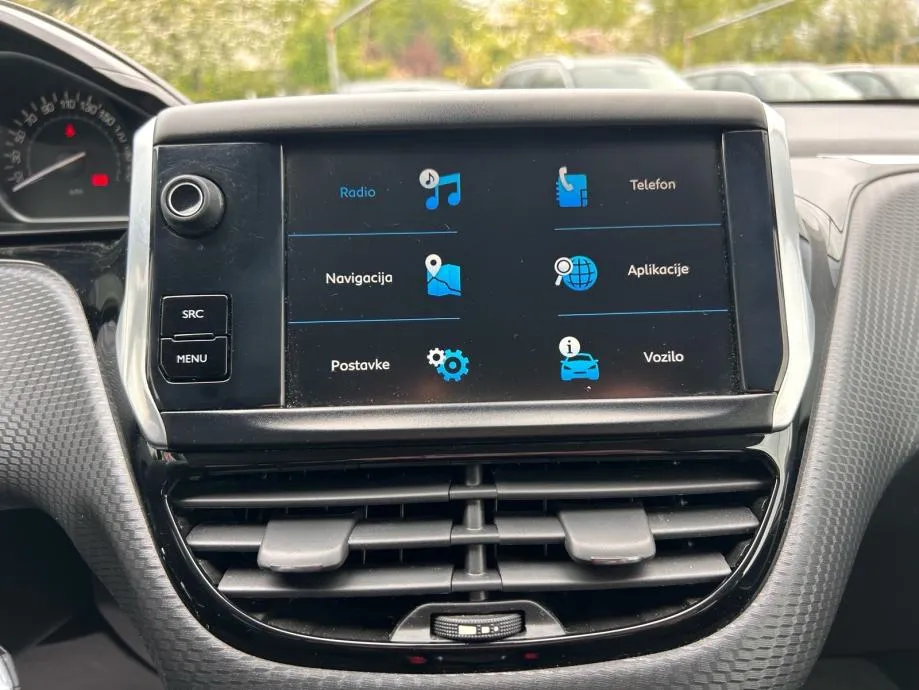 peugeot 2008 1,2 benzin 2018.,allure, reg:17.01.2027.,servisna, navi - slika 16