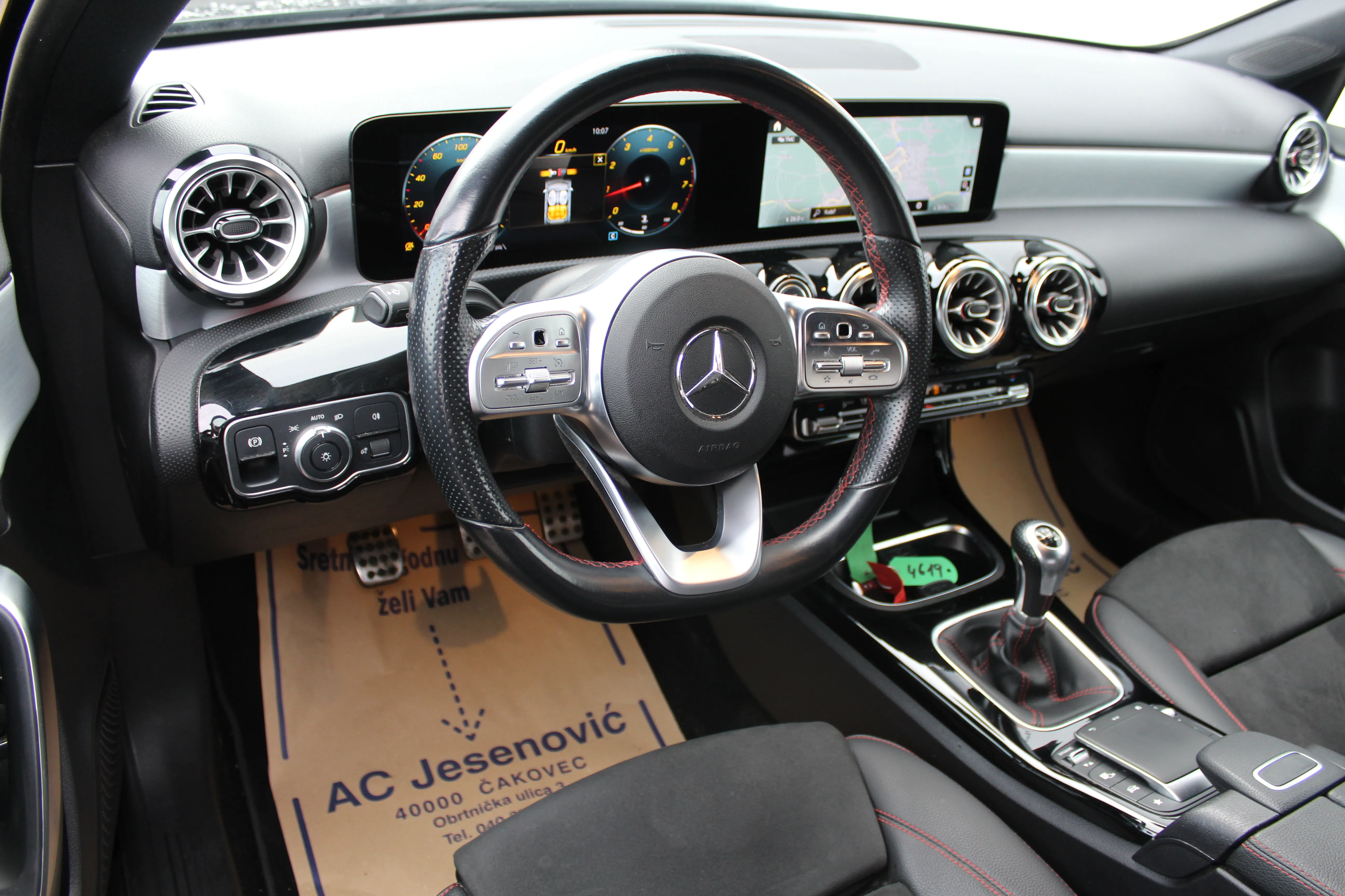 13073 mercedes-benz a limuzina 180 amg line - slika 9