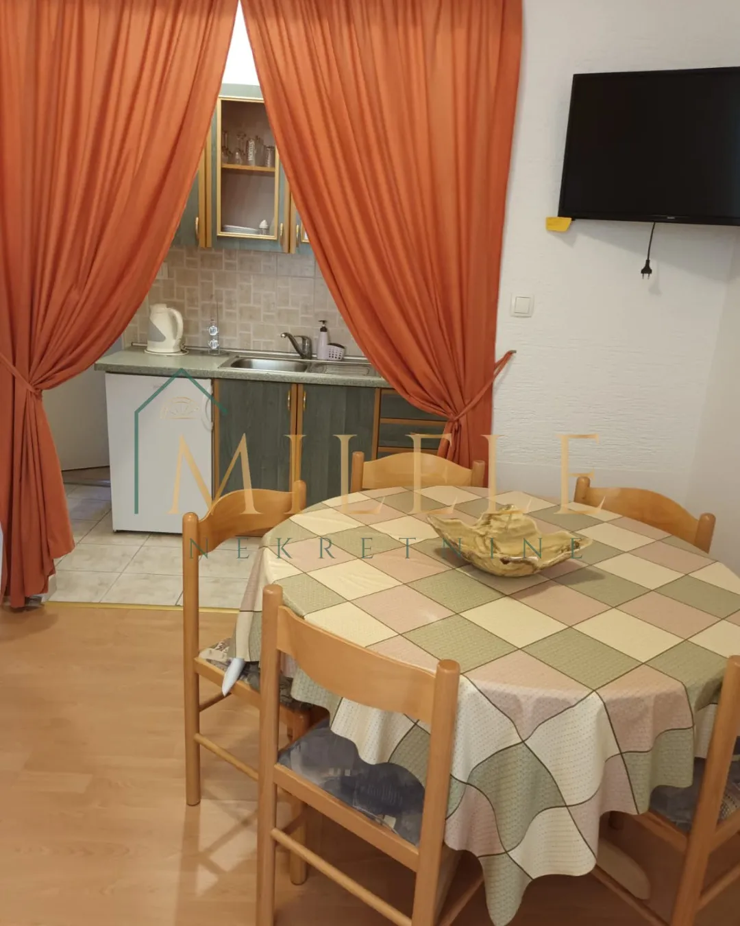 vodice kuća sa 5 apartmana - slika 25