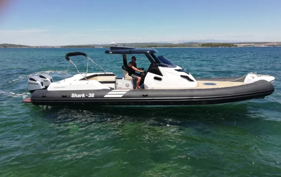 shark 38 hardtop powered by inboard diesel - slika 12