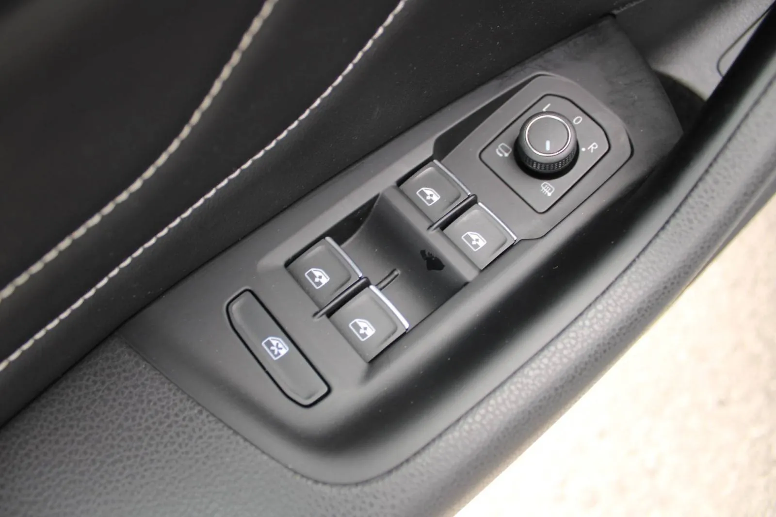 vw arteon 2.0 tdi dsg r-line *panorama, led, kamera, navigacija* - slika 18