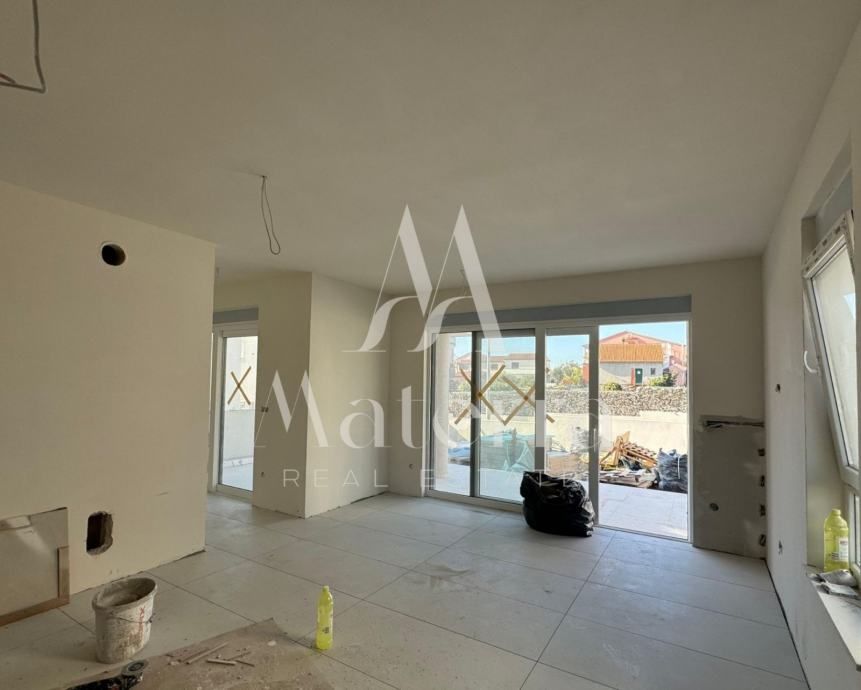 vodice, stan s3 - 91,17m2, prizemlje, veliki vrt, 400m od plaže - slika 9