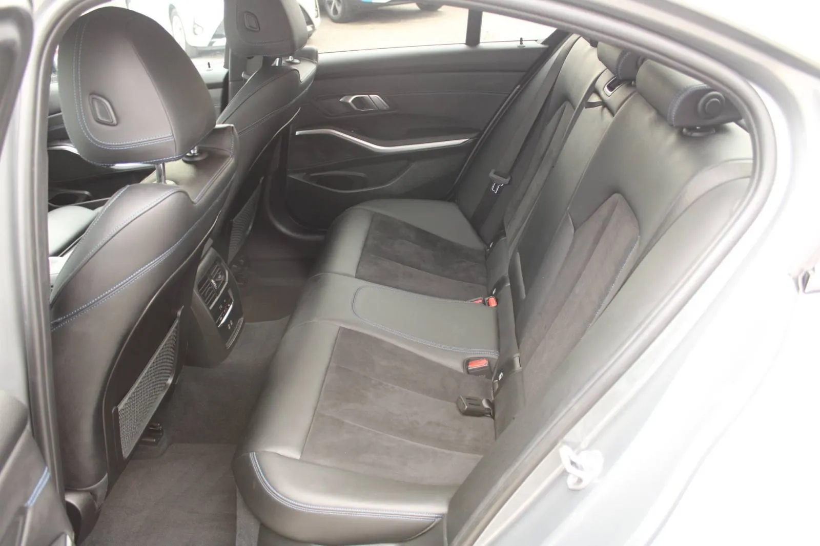 bmw serija 3 320d xdrive automatik m-paket *led, head-up, kamera, navi - slika 10