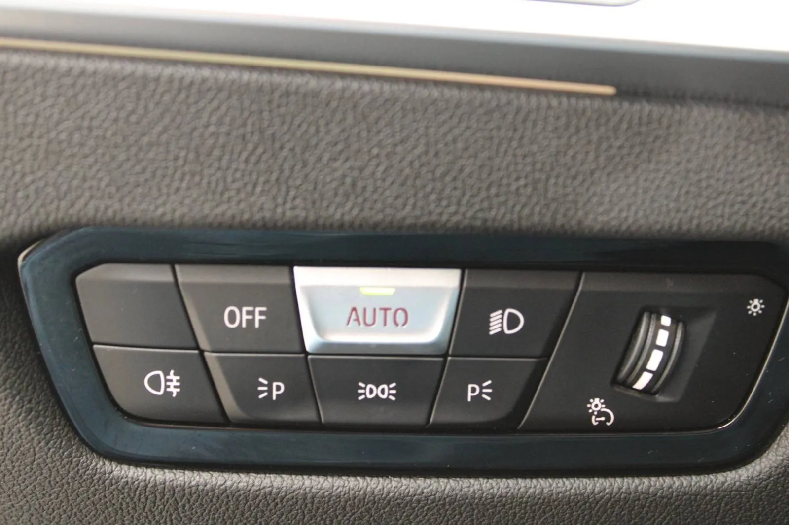 bmw serija 3 320d xdrive automatik m-paket *led, head-up, kamera, navi - slika 14