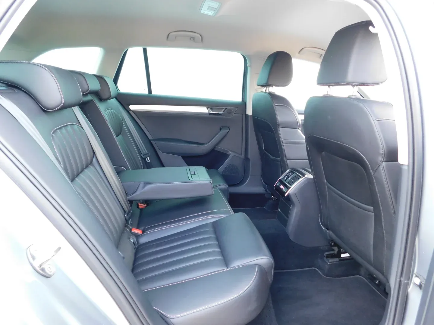11447 škoda superb combi ambition 1.6 tdi dsg - slika 12