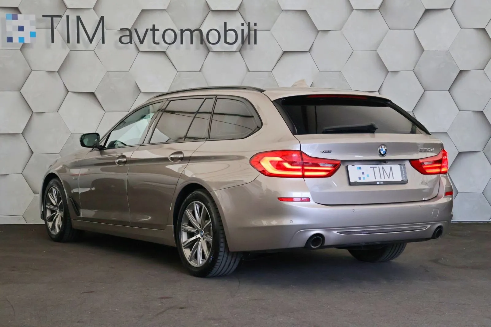 bmw serija 5 touring: 520da xdrive sportline 191km adapt.led virtual - slika 4