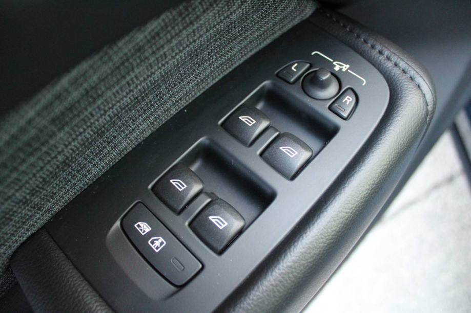 volvo xc60 2.0d b4 automatik *led, navigacija, kamera* - slika 14