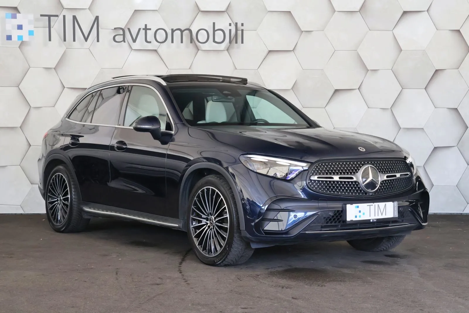 mercedes-benz glc 220d 4-matic 9g-tronic amg line airmatic pano - slika 2