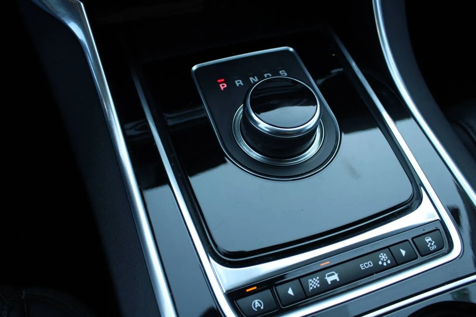 jaguar xe 2.0d awd automatik - slika 16