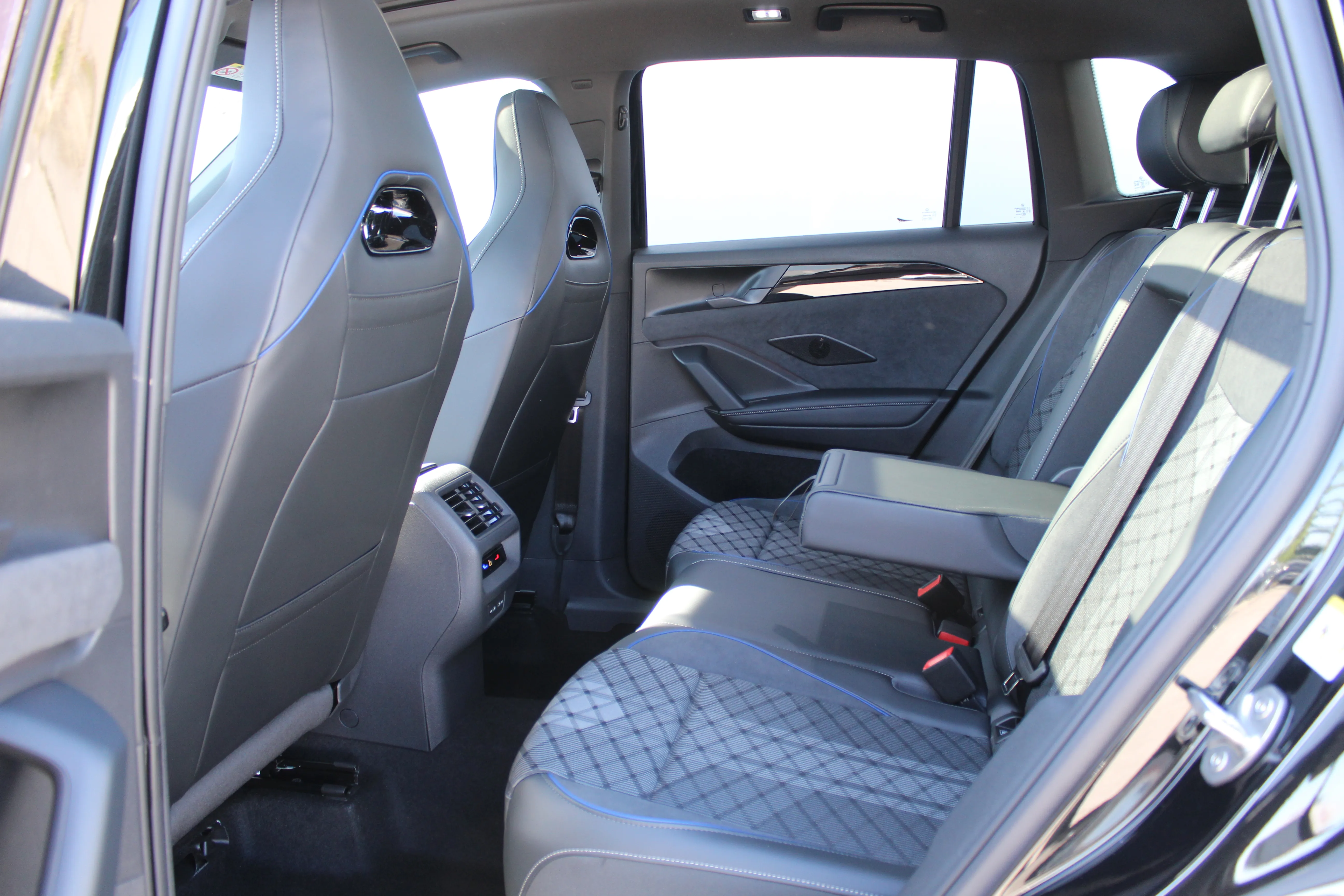 13213 volkswagen tiguan 2.0 tdi dsg r-line plus - slika 11