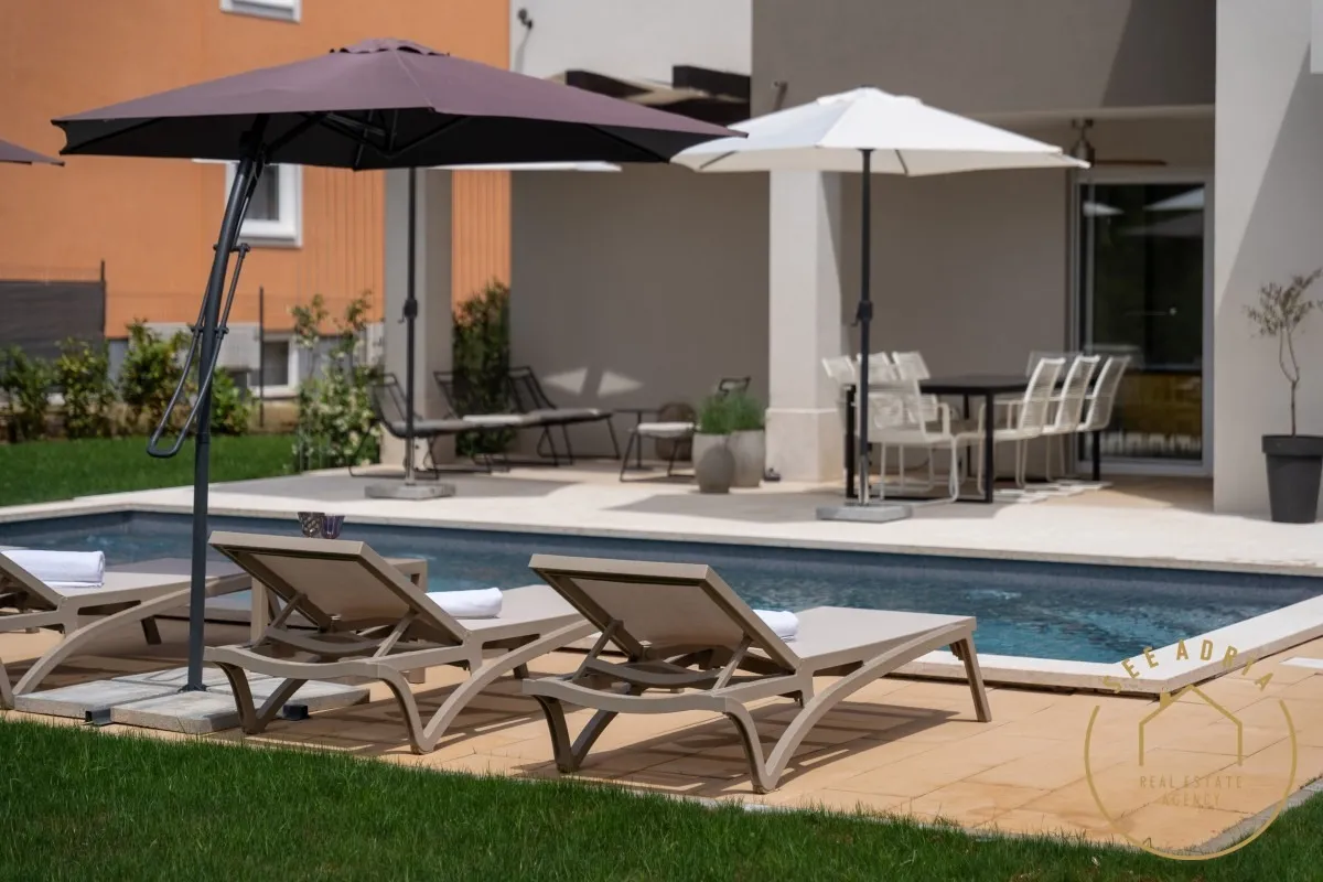 kuća sa apartmanima na odličnoj lokaciji - slika 11